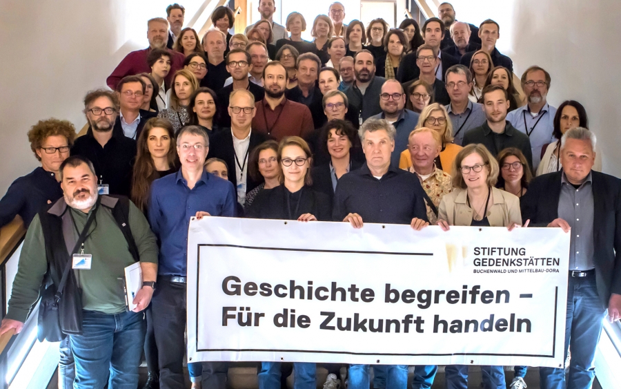 Zur 12. Gedenkstättenkonferenz in Weimar versammelten sich über 80 Leiterinnen, Leiter und Mitarbeitende von Gedenkstätten, Dokumentationszentren und Erinnerungsorten zu NS-Verbrechen. Foto: Peter Hansen